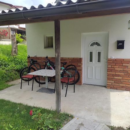 Lenilenii Bungalow Jajce Exterior photo